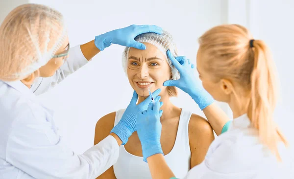 Maquillaje permanente para las cejas. Hermosa mujer con cejas gruesas en salón de belleza. esteticista haciendo tatuajes de cejas para la cara femenina. Procedimiento de belleza — Foto de Stock