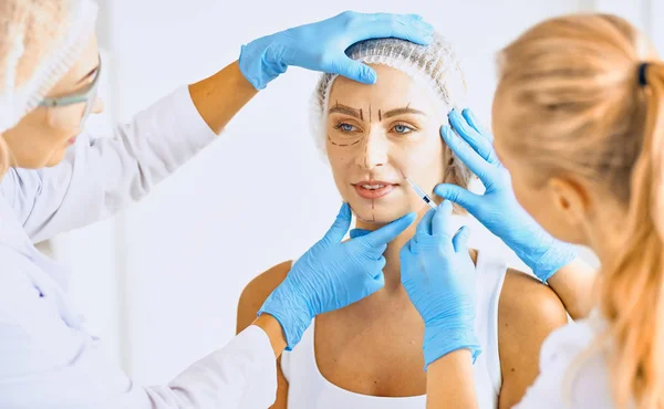 Maquillaje permanente para las cejas. Hermosa mujer con cejas gruesas en salón de belleza. esteticista haciendo tatuajes de cejas para la cara femenina. Procedimiento de belleza —  Fotos de Stock