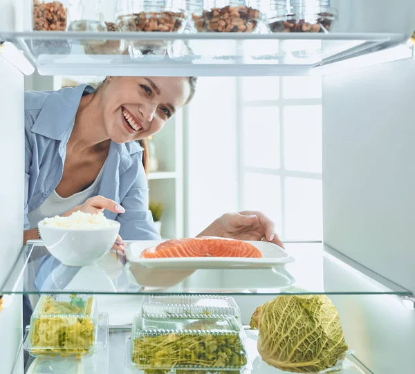 オープン冷蔵庫の前に野菜と幸せな女 — ストック写真