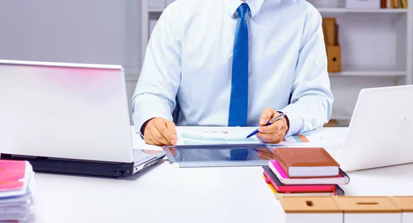 Giovane uomo d'affari che lavora con computer portatile in ufficio — Foto Stock