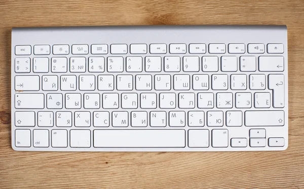 El teclado de la computadora está sobre la mesa — Foto de Stock