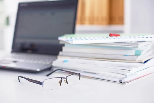 Munkahely notebook laptop Kényelmes munkaasztal az irodában — Stock Fotó
