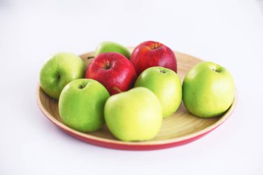 Temiz ahşap bir masa üzerinde taze sebze