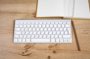 Bilgisayar klavye ve dizüstü masaya vardır