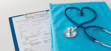 Stetoskop tıbbi üniforma ile bir tabloda