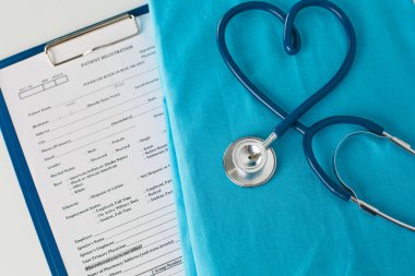 Stetoskop tıbbi üniforma ile bir tabloda