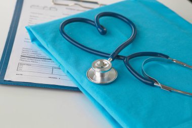 Stetoskop tıbbi üniforma ile bir tabloda