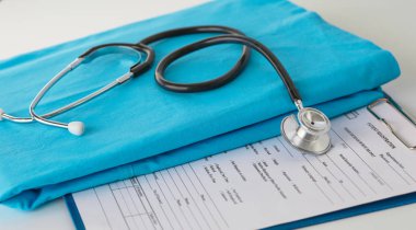 Stetoskop tıbbi üniforma ile bir tabloda