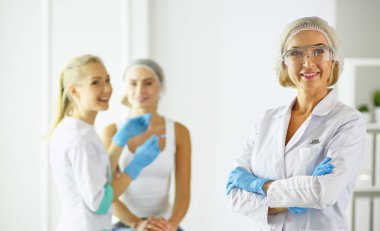 Kalıcı makyaj kaşları için. Güzellik Salonu içinde kalın kaşları ile güzel bir kadın. Şevval Özçelik Güzellik kadın yüzü için kaş dövme yapıyor. Güzellik yordamı