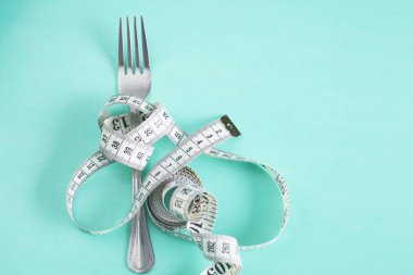 Çatal masada bir ölçüm bandı ile sarılır. Diyet