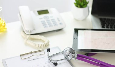 Doktorlar işyeri bilgisayar klavye, stetoskop ve gözlük