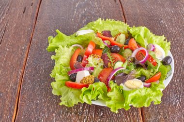 bir tabloda, seçici odak bir tabak içinde taze sebze salatası