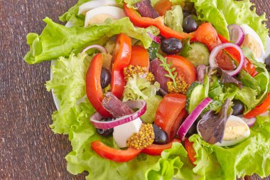 bir tabloda, seçici odak bir tabak içinde taze sebze salatası