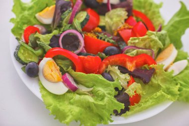 bir tabloda, seçici odak bir tabak içinde taze sebze salatası