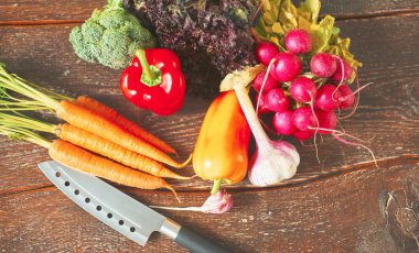 Temiz ahşap bir masa üzerinde taze sebze