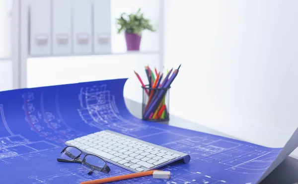 Posto di lavoro con notebook portatile Comodo tavolo da lavoro in ufficio — Foto Stock