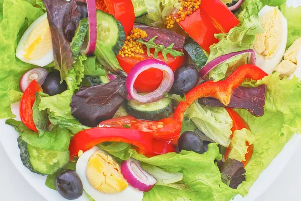 Salada de verduras frescas em uma chapa em uma mesa, foco seletivo — Fotografia de Stock