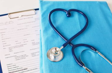 Bir kalp bir tıbbi üniforma, portre, seçici odak şekillendirme bir stetoskop