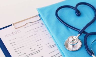 Bir kalp bir tıbbi üniforma, portre, seçici odak şekillendirme bir stetoskop