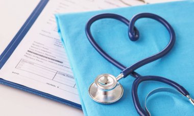 Bir kalp bir tıbbi üniforma, portre, seçici odak şekillendirme bir stetoskop