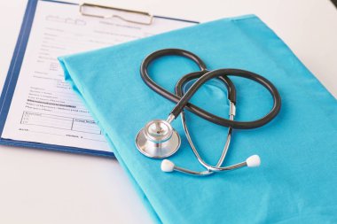 Bir kalp bir tıbbi üniforma, portre, seçici odak şekillendirme bir stetoskop