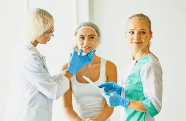 Kalıcı makyaj kaşları için. Güzellik Salonu içinde kalın kaşları ile güzel bir kadın. Şevval Özçelik Güzellik kadın yüzü için kaş dövme yapıyor. Güzellik yordamı, seçici odak