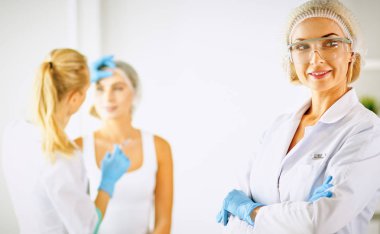 Kalıcı makyaj kaşları için. Güzellik Salonu içinde kalın kaşları ile güzel bir kadın. Şevval Özçelik Güzellik kadın yüzü için kaş dövme yapıyor. Güzellik yordamı, seçici odak