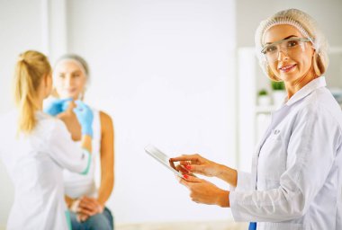 Kalıcı makyaj kaşları için. Güzellik Salonu içinde kalın kaşları ile güzel bir kadın. Şevval Özçelik Güzellik kadın yüzü için kaş dövme yapıyor. Güzellik yordamı, seçici odak