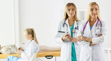 Çekici kadın doktor tıbbi grup, seçici odak önünde