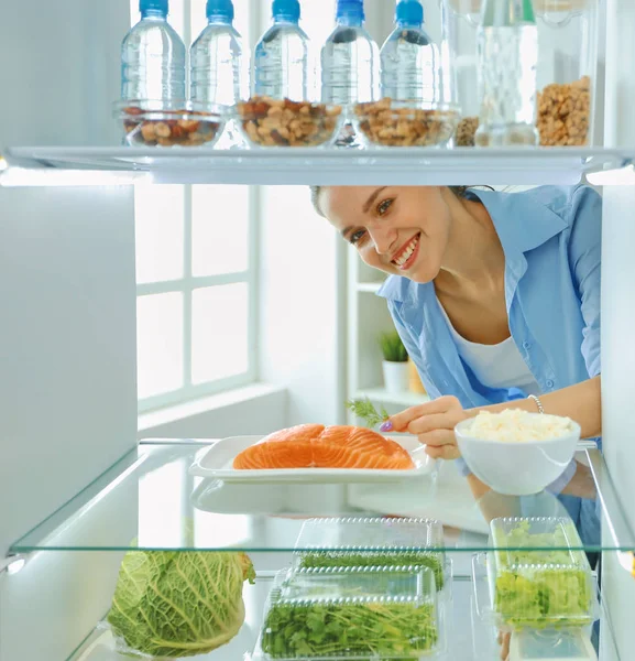 幸せな女と野菜のオープン冷蔵庫、セレクティブ フォーカス — ストック写真