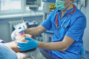 Birkaç doktor hasta operasyon masası üzerinde onların çalışma sırasında çevreleyen. Takım cerrahlar ameliyathane içinde işte