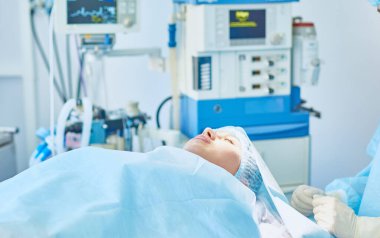 Birkaç doktor hasta operasyon masası üzerinde onların çalışma sırasında çevreleyen. Takım cerrahlar ameliyathane içinde işte