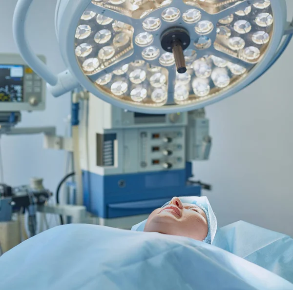 Verschillende artsen omringende patiënt op de operatie tafel tijdens hun werk. Team chirurgen aan het werk in de operatiekamer — Stockfoto