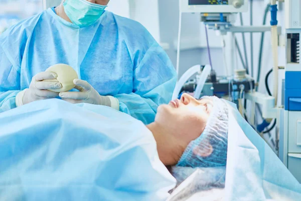 Verschillende artsen omringende patiënt op de operatie tafel tijdens hun werk. Team chirurgen aan het werk in de operatiekamer — Stockfoto