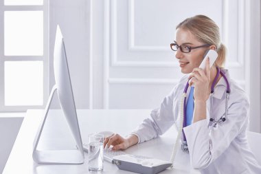 Ofiste kulaklık mutlu gülümseyen genç doktor Portresi