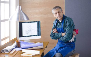 Dizüstü bilgisayarda çalışan ve Proje çizimi mühendis marangoz