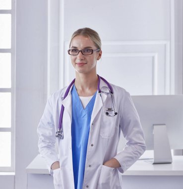 Ofiste kulaklık mutlu gülümseyen genç doktor Portresi