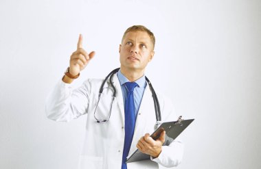 Steteskoplu beyaz önlüklü, kendine güvenen genç bir doktor.