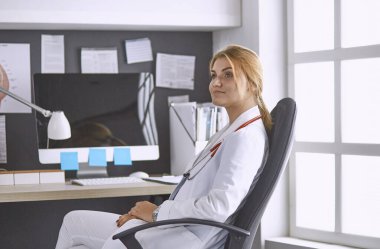 Genç bayan doktor hastasını ofise alıyor.