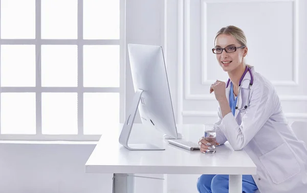 Retrato de un joven médico feliz sonriente con auriculares en la oficina —  Fotos de Stock