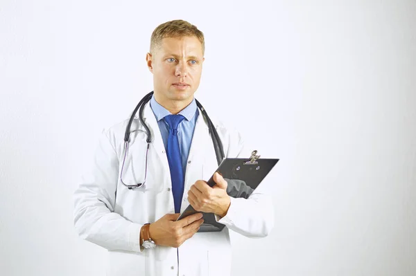 Νεαρός γιατρός με αυτοπεποίθηση σε λευκό παλτό με στηθοσκόπιο — Φωτογραφία Αρχείου