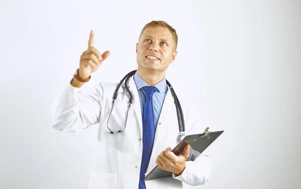 Młody pewny siebie lekarz w białym płaszczu ze stetoskopem — Zdjęcie stockowe