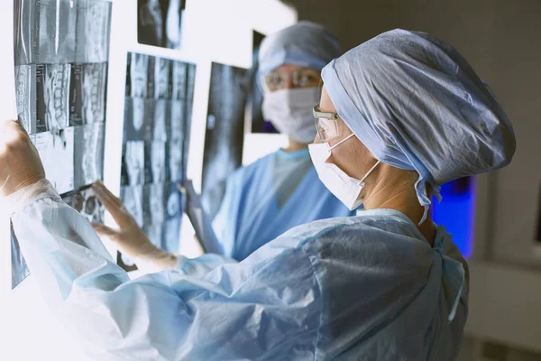 Due donne mediche che guardano le radiografie in un ospedale — Foto Stock