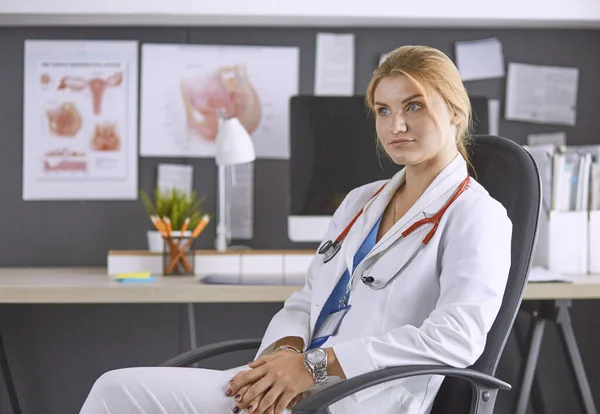 Молодая женщина врач принимает пациента в офисе — стоковое фото