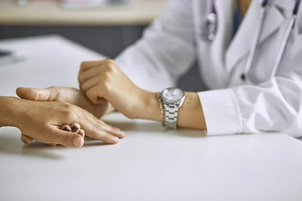 女医生安抚病人并握着手 — 图库照片