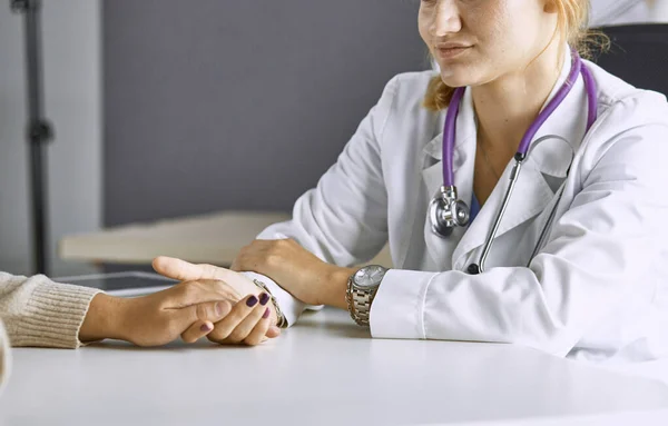 Femme médecin calme patient et tient la main — Photo