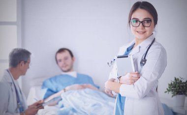 Doktor stetoskop ile yatakta hasta kalp ritmini kontrol