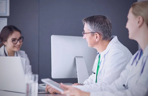 Médicos tendo uma discussão médica em uma sala de reuniões — Fotografia de Stock