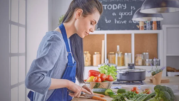 Eine junge Frau bereitet in der Küche Essen zu. gesunde Ernährung - vegetarisch — Stockfoto