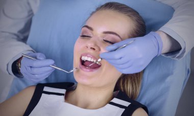 muayene de diş sandalyede güzel kız